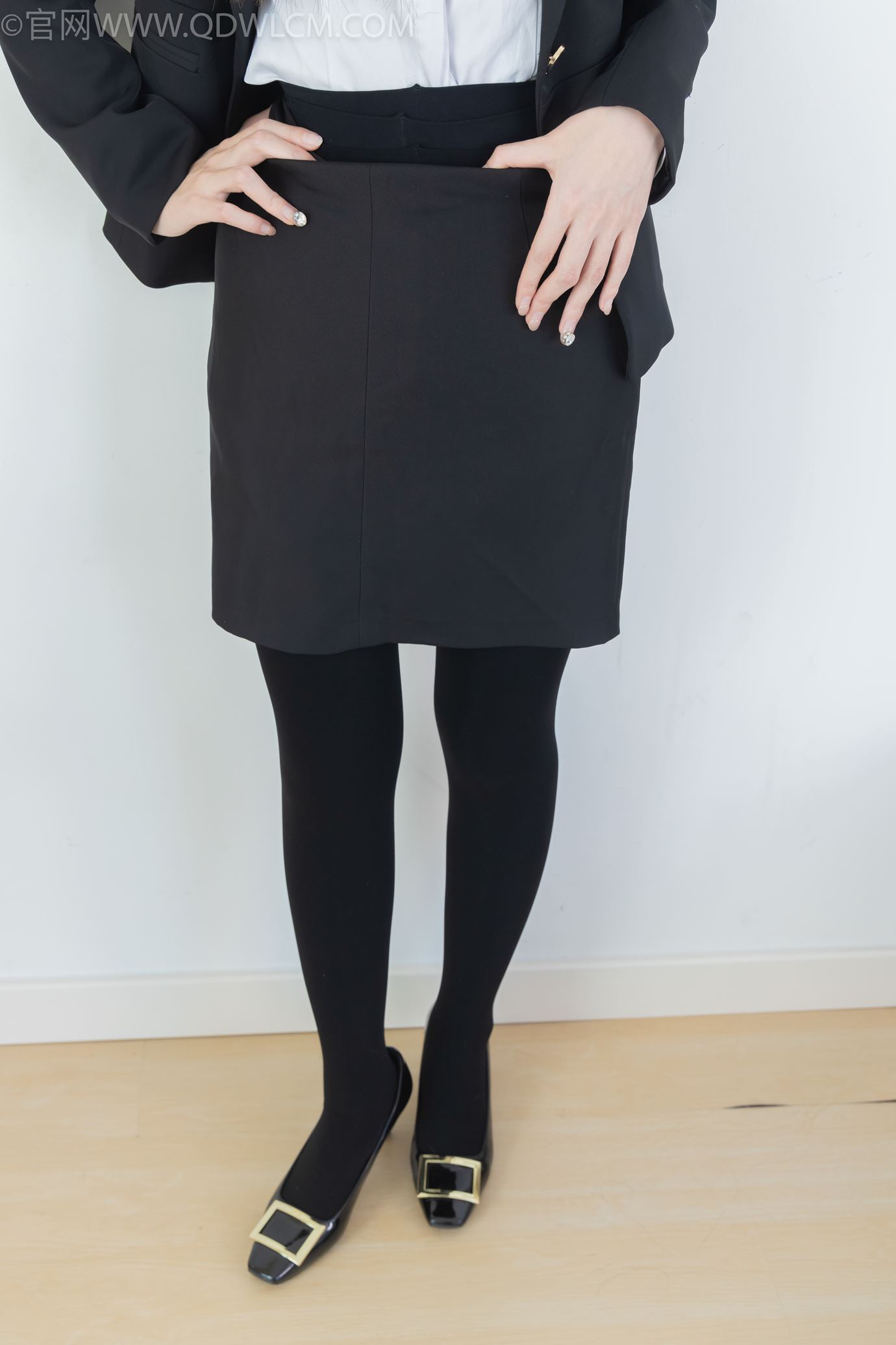 图片[4]-勿恋传媒 NO.2318 菜菜-OL至服、高跟鞋、三双厚黑丝叠穿、袜腰展示 120P-COS世界