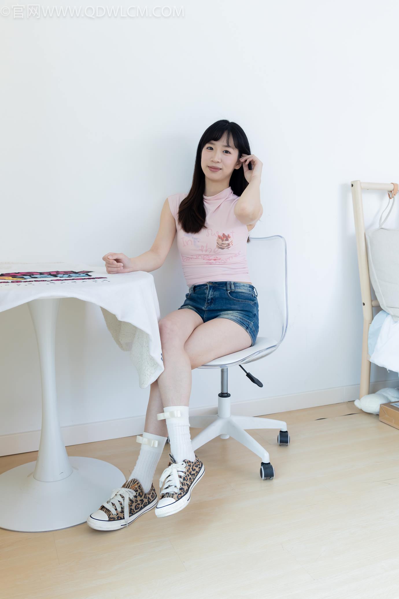 图片[2]-勿恋传媒 NO.2319 小左-帆布鞋、白棉袜、裸足 107P-COS世界